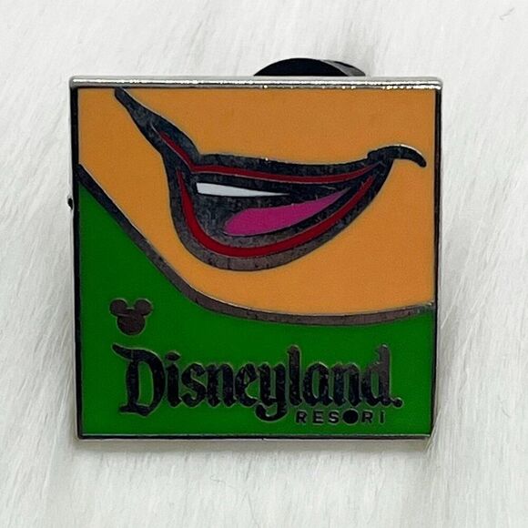 🔮 5/$25 Disneyland Resort Peter Pan Tinker Bell Smile‎ Pin - Picture 1 of 2